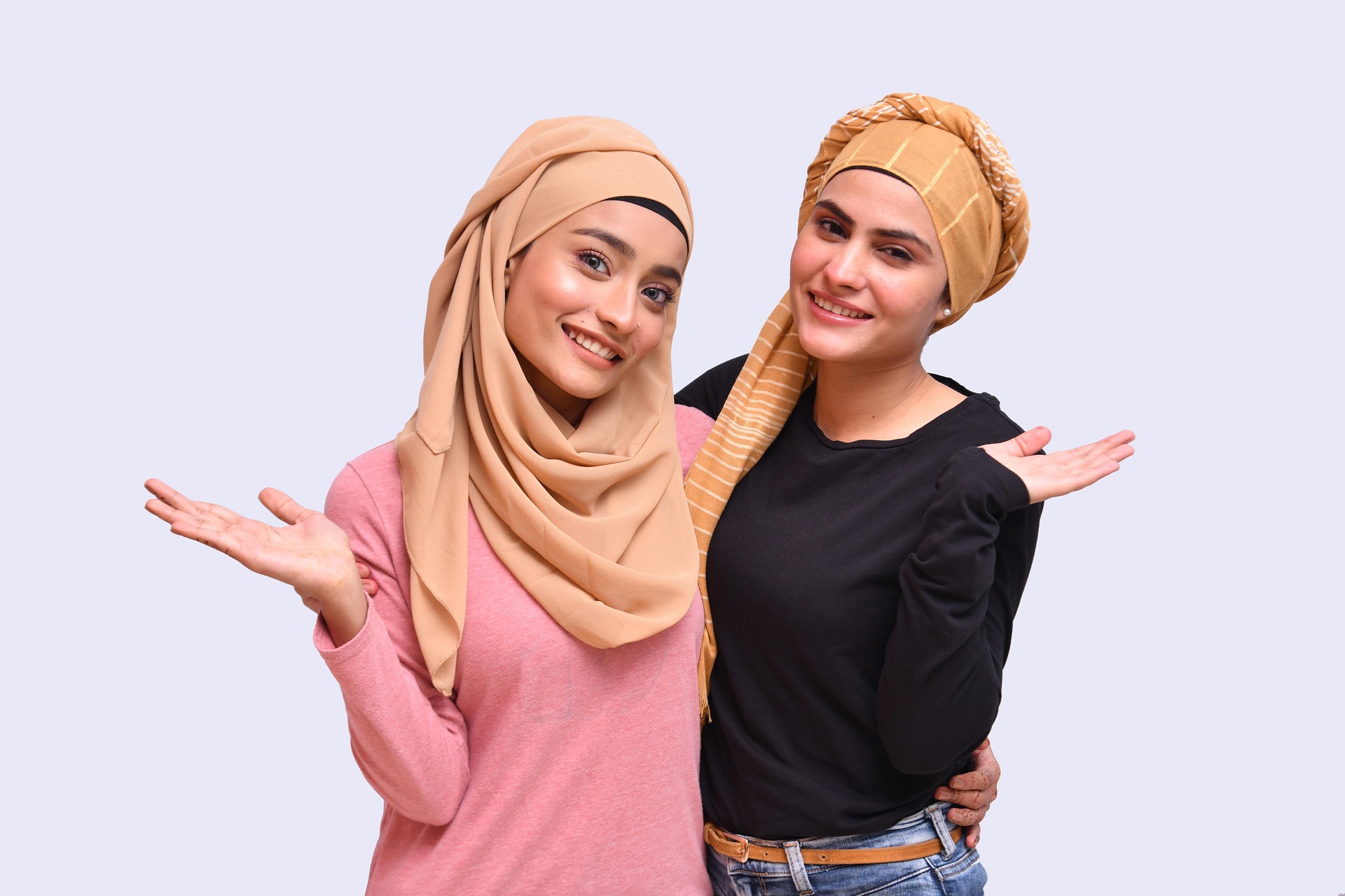 Dua wanita menggunakan fashion hijab